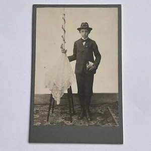 Antiguo Gabinete Tarjeta Fotografía Encantador Niño Confirmación Biblia Sombrero Vela - Imagen 1 de 8