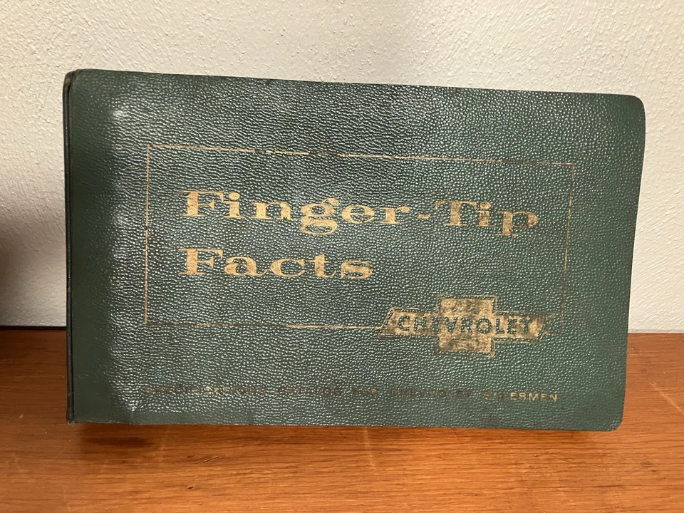 Capa de vinil verde vintage catálogo Chevrolet Salesman 1956 - Imagem 1 de 4