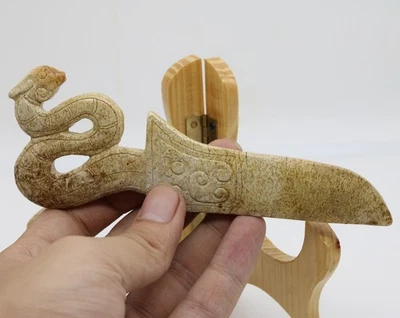 Hacha de jade tallada cultura oriental china (ge) con culata en forma de pájaro D308 Foto 1 de 4