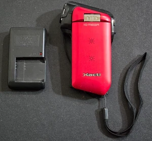 Sanyo Xacti VPC-CG10 MPEG-4 HD 10MP Red Camcorder Camera w/ Charger Works! - Picture 1 of 8