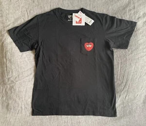 NUEVA CAMISETA KAWS X UNIQLO CORAZÓN BOLSILLO NEGRA HOMBRE TALLA GRANDE SS16 - Imagen 1 de 4
