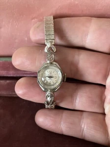 Vintage Waltham 17 Jewels Womens Watch Wristwatch - Picture 1 of 3