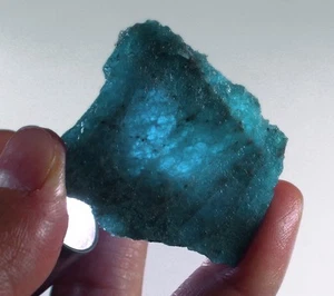 Muestra de apatita natural de 111,5 quilates faceta áspera YAP3150 - Imagen 1 de 3