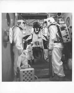 ORIGINAL 1971 NASA FOTO VON APOLLO 15 PRIME CREW ASTRONAUTEN WÄHREND DES TRAININGS - Bild 1 von 2