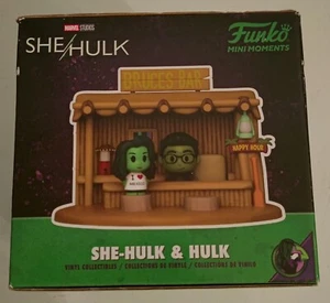 Funko Mini Moments MAEVEL She-Hulk and Hulk Bruce’s Bar Vinyl Figur - Bild 1 von 5