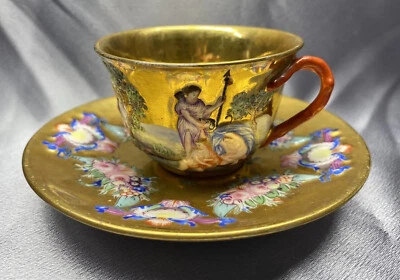 CAPODIMONTE Oro Pintado a Mano DEMITASSE TAZA Y PLATILLO "N" Corona Desnudo Alegórico Foto 1 de 4