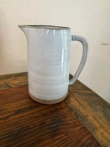 Herz zur Hand mit Magnolienkrug Steinzeug grau 8" hoch, 5" breit sehr gepflegt - Bild 1 von 4