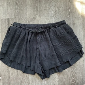 Pantalones cortos para mujer Free People Movement negros plisados con cordón en capas - Imagen 1 de 9