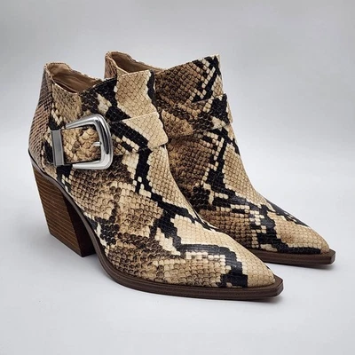 Botín Vince Camuto para mujer de cuero con estampado de serpiente con tacón 10 usado en excelente estado Foto 1 de 4