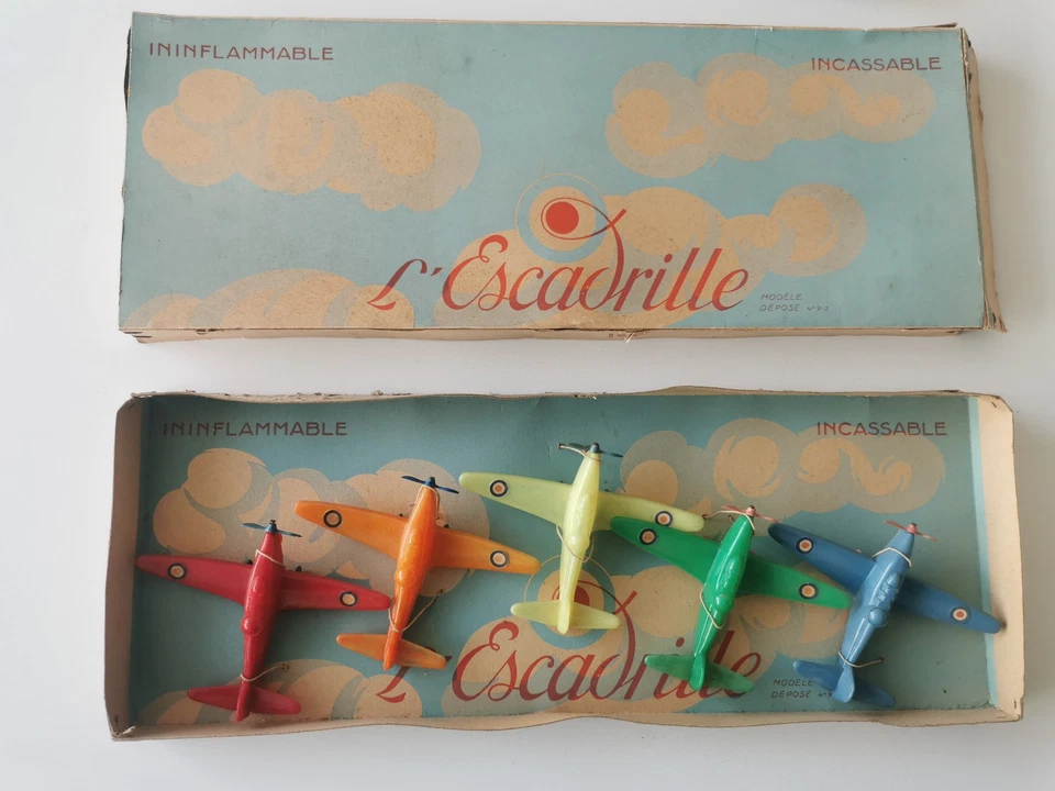 Jouets de bazar en plastique escadrille de 5 avions avec boîte d'origine - Photo 1/4