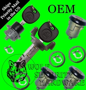 Astro Safari 01-05 OEM Ignition Door Rear Key Lock Cylinder Set Black 2 GM Keys - Picture 1 of 2