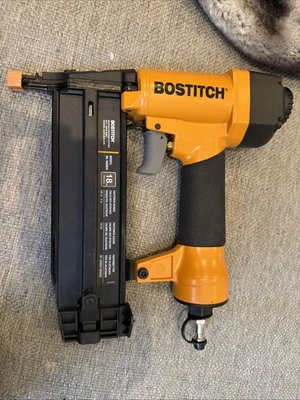 BOSTITCH SB-1850BN PNEUMATIC AIR 18ga BRAD NAILER MINT - Image 1 of 2