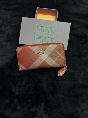 Chic Vivienne Westwood con un patrón vibrante. Cuenta con un cierre de cremallera icónico orbe Foto 1 de 4