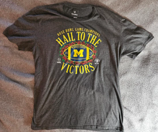 Michigan Fútbol 2024 Rose Bowl Juego Campeones-AIL TO THE VICTORS XL Camiseta Foto 1 de 4