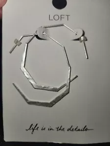 Orecchini a cerchio geometrici tono argento loft nuovi con etichette $25 prezzo consigliato - Foto 1 di 5