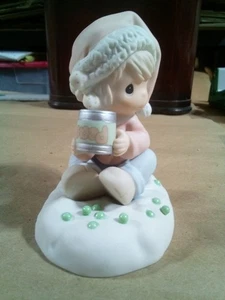 Peas On Earth PRECIOUS MOMENTS Porcelain Figurine - Picture 1 of 4