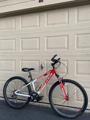 Trek 3700 Serie 3 - Cuadro Pequeño - Ruedas 26” - Bicicleta Shimano Acera 21 Velocidades A Foto 1 de 4