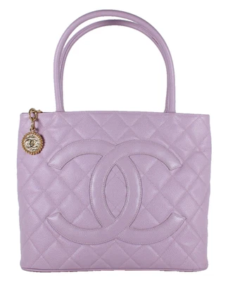 Bolso de Mano CHANEL Vintage Lavanda Púrpura Cuero Acolchado Logo CC Frontal Cremallera Superior Foto 1 de 4