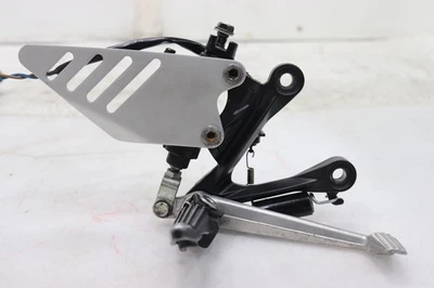 08-23 KAWASAKI NINJA ZX6R OEM JUEGO TRASERO DERECHO CLAVIJA DEL CONDUCTOR FRENO MAESTRO Foto 1 de 4