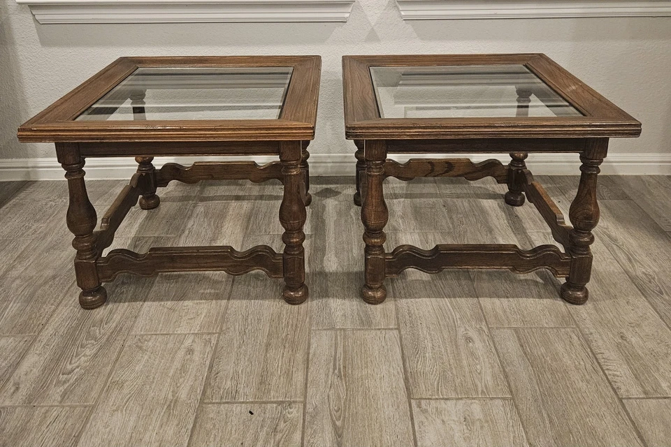 Par de mesas superiores cuadradas de vidrio de roble Ethan Allen Royal Charter usadas en excelente estado Foto 1 de 4