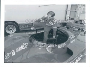 Pressefoto Albert Naon Jr. von 1991 steigt in seinen Rennwagen - Bild 1 von 2