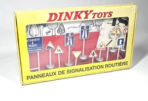 DINKY TOYS 593 PANNEAUX DE SIGNALISATION ROUTIERE - ROAD SIGNS - SEALED - Picture 1 of 1