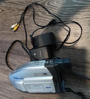 Vintage Panasonic Palmcorder PV-L453D Video Camera With 2 Batteries No Charger - Image 1 of 4