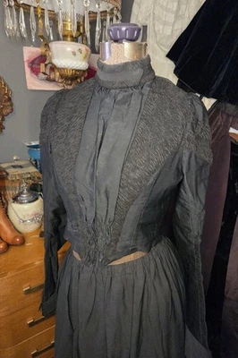 Corpiño de luto negro victoriano mezcla de lana con inserciones transparentes Foto 1 de 4