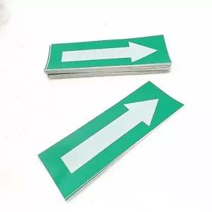(50*) Markierdienste 92209 2-1/4 Zoll x 6-1/3 Zoll weißer Pfeil auf grünem Hintergrund - Bild 1 von 1