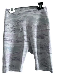 Pantalones cortos de motociclista Beyond Yoga cintura alta acuarela patrón cielo talla M gris lila rosa - Imagen 1 de 9