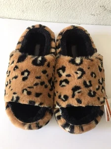 WOMEN'S CROCS CLASSIC PLUSH FAUX LEOPARD FUR SLIDE INDOOR/OUTDOOR SANDAL 7 NWT - Picture 1 of 8