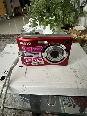 Sanyo VPC S770R 7.1 Mega Digital Camera Red - Untested - Image 1 of 4