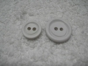 Knöpfe weiss mit Muster 15mm und 20mm je 6 Stück Restposten!!! - Bild 1 von 3