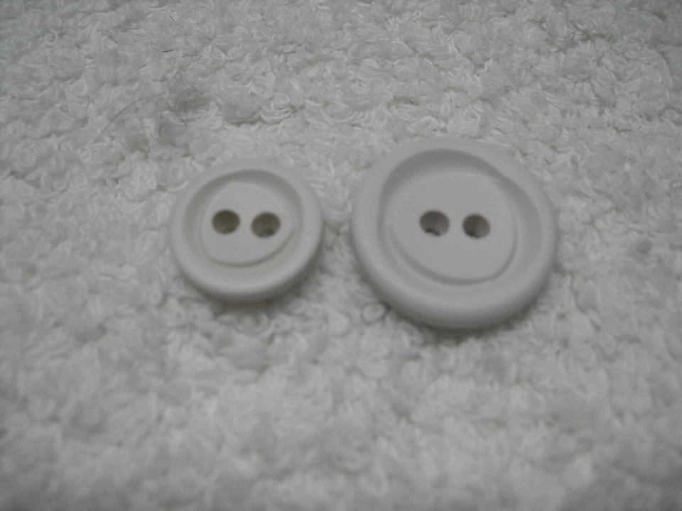 Knöpfe weiss mit Muster 15mm und 20mm je 6 Stück Restposten!!! - Bild 1 von 1