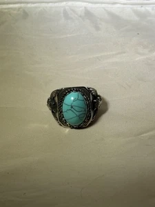 Anillo de acero inoxidable audaz y detallado con una calavera que lleva un estilo azteca - Imagen 1 de 6