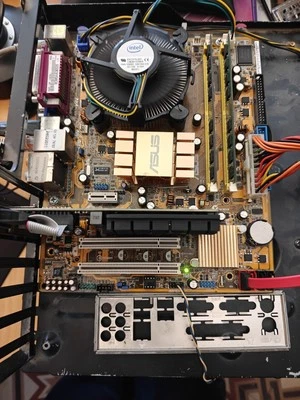 Asus P5kpl-CM + Q9300 + 4Gb/ddr800 - Immagine 1 di 2