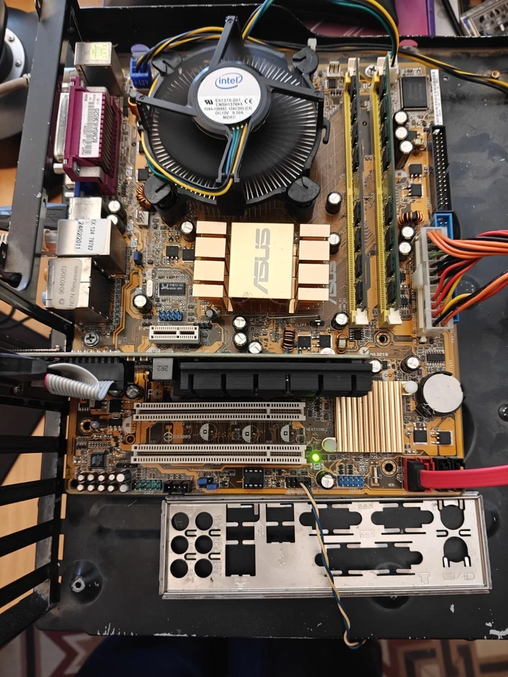 Asus P5kpl-CM + Q9300 + 4Gb/ddr800 - Immagine 1 di 2