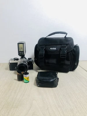 Nikon FM 35mm SLR Film Camera W Nikkor 50mm 1.8 Lens W Vivatar Flash & Bag Mint - Image 1 of 4