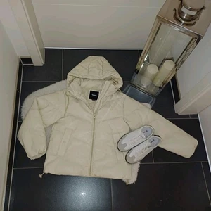 Neu Winterjacke Pull&Bear cremeweiß S 36 38 Lederlookjacke Steppjacke TopZustand - Bild 1 von 6