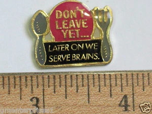 Humorous Sayings pin Don't leave yet...LATER ON WE SERVE BRAINS. - Bild 1 von 1