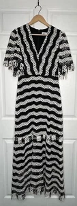Maxi flecos de encaje con cuello en V a rayas negras y blancas Pearl by Lela Rose para mujer - Imagen 1 de 6