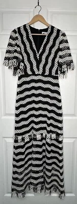 Maxi flecos de encaje con cuello en V a rayas negras y blancas Pearl by Lela Rose para mujer Foto 1 de 4