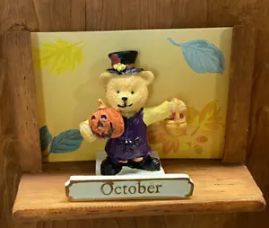Oso de peluche Avon 2002 calendario perpetuo pieza de repuesto: octubre con tarjeta - Imagen 1 de 3