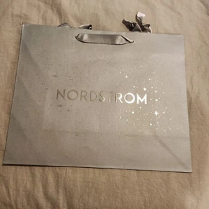 Nordstrom Urlaub Papiertüte silbergrau Stern 16 x 13 x 6 cm 2024 - Bild 1 von 1