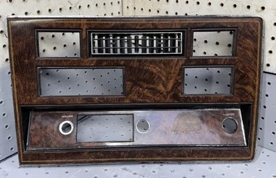 1977 - 1984 Oldsmobile Delta 88 98 painel central rádio moldura painel acabamento 22503138 - Imagem 1 de 4