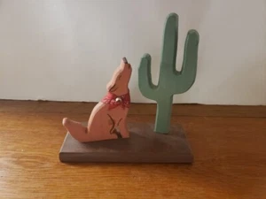 Handgefertigte Kunstfigur heulender Hund und Kaktus aus Holz - Bild 1 von 4