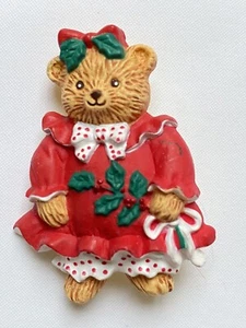 Hallmark Vintage 1980er Feiertagsnadeln WEIHNACHTSBÄR im roten Kleid hält Stechpalme - Bild 1 von 3