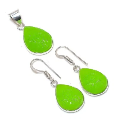 Juego de colgantes y pendientes hechos a mano tallados de calcedonia verde enchapados en plata 925 de 1,36" Foto 1 de 3
