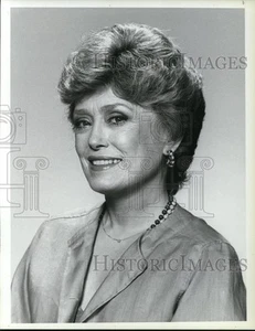 Foto de prensa 1985 Rue McClanahan interpreta a Blanche en el programa de televisión The Golden Girls - Imagen 1 de 2