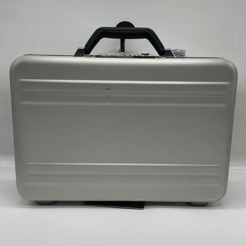 Bolso de negocios Zero Halliburton de aluminio con cierre de esfera plateado Foto 1 de 4